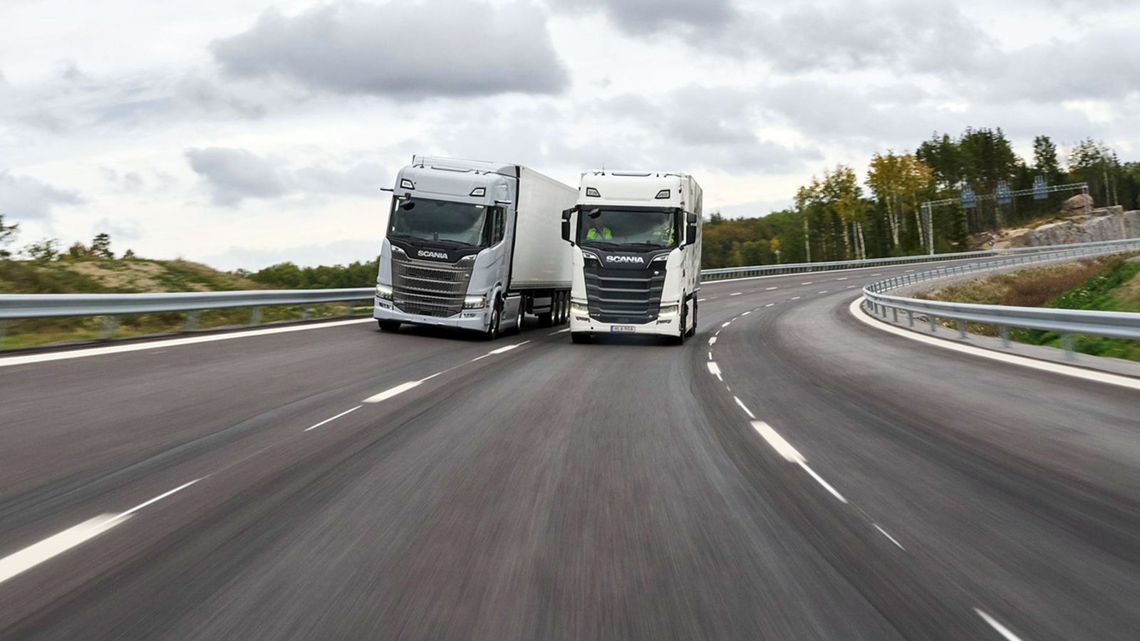 Δύο φορτηγά Scania σε καμπύλη της πίστας δοκιμών στο Södertälje.