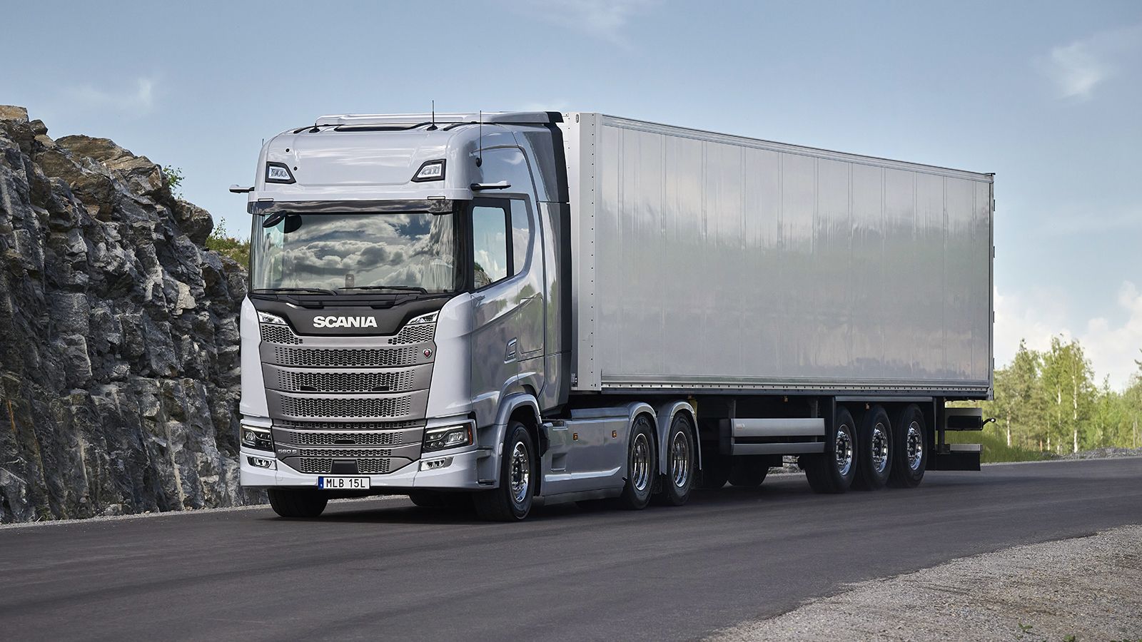 Scania Dynamic S-series με επικαθήμενο σε δρόμο μεγάλων αποστάσεων