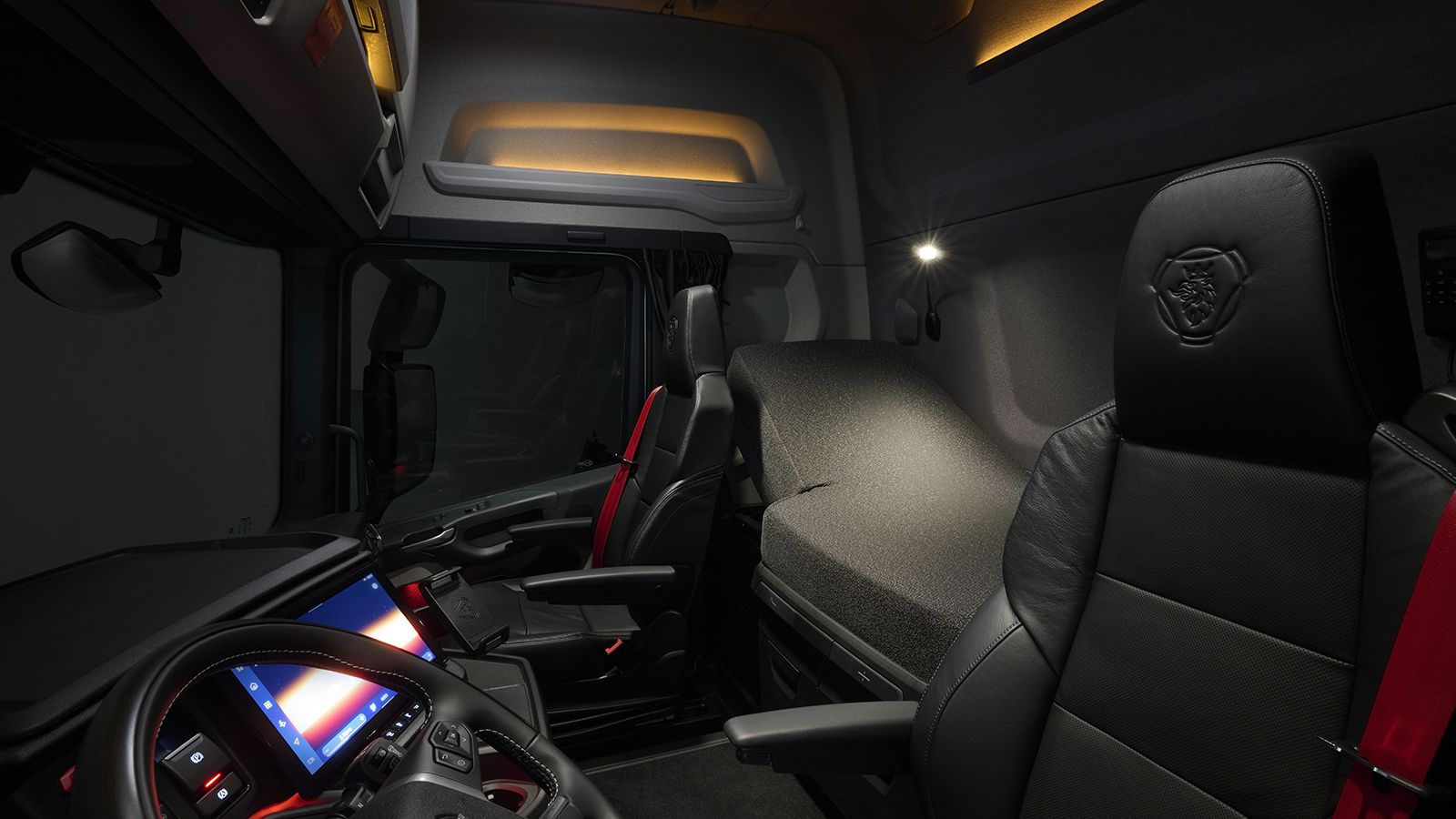 Εσωτερικό καμπίνας Scania Dynamic με δύο καθίσματα και κόκκινες ζώνες