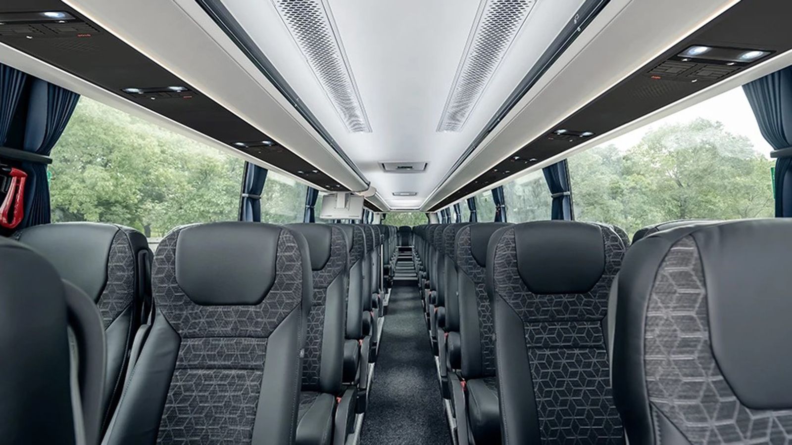 Εσωτερικό νέου Scania Touring με σειρές ανακλινόμενων καθισμάτων
