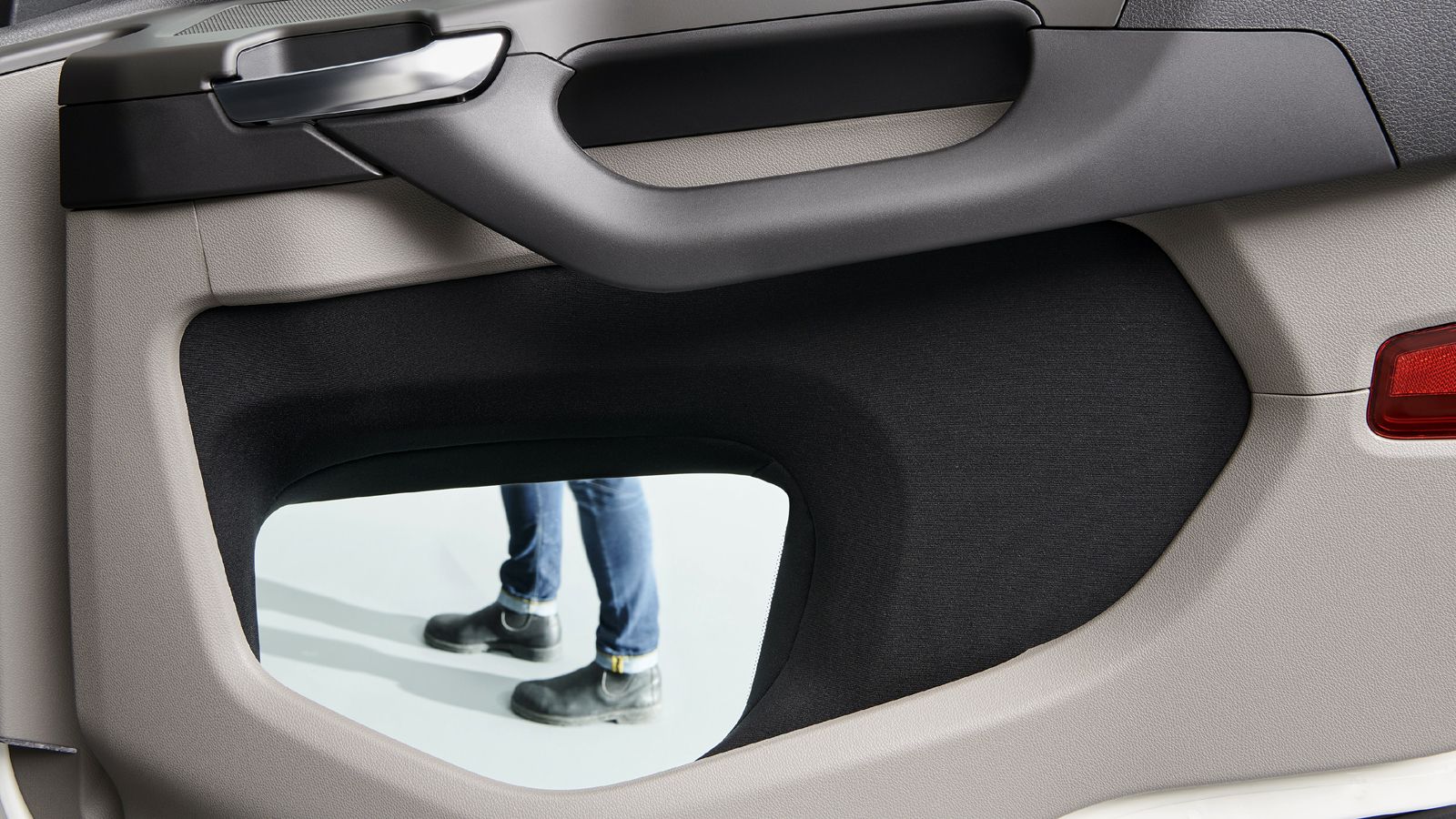 Το νέο ειδικό παράθυρο «City Safe Window» που η Scania προσφέρει ως ενίσχυση της οδικής συμπεριφοράς των φορτηγών της…