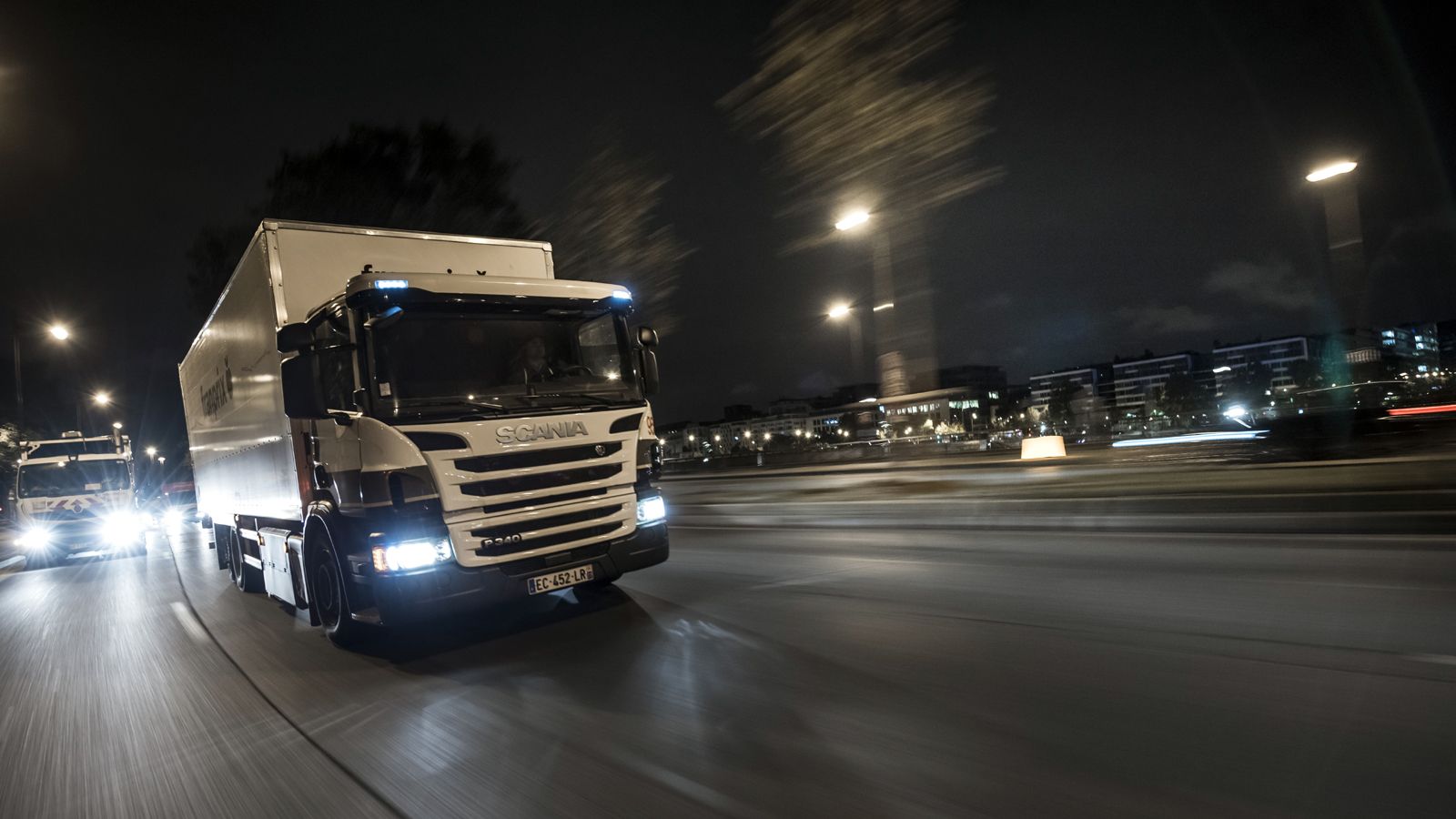 Οι υπεύθυνοι της πόλης του Παρισιού ευελπιστούν να έχουν αποκλείσει την κυκλοφορία πετρελαιοκίνητων φορτηγών & λεωφορείων έως το 2025.