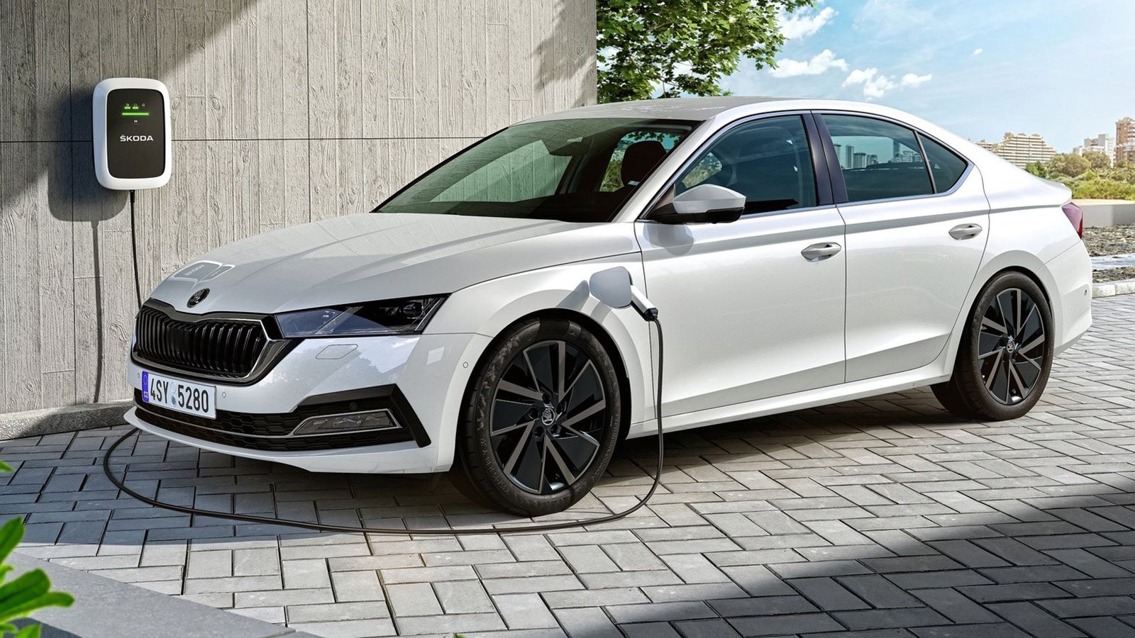 H Skoda Octavia είναι διαθέσιμη ως Taxi και σε Plug-in Hybrid έκδοση «iV» που συνοδεύεται από 8ετή Εγγύηση για την μπαταρία (ή 160.000 χλμ.). 