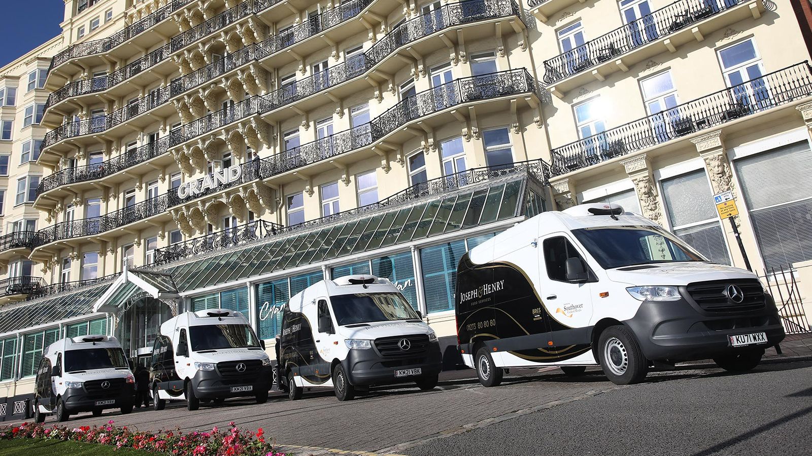 Τέσσερα Sprinter 315 CDI  L2H2 με ψυκτικό θάλαμο, παρέλαβε πρόσφατα η βρετανική εταιρεία Joseph & Henry. 