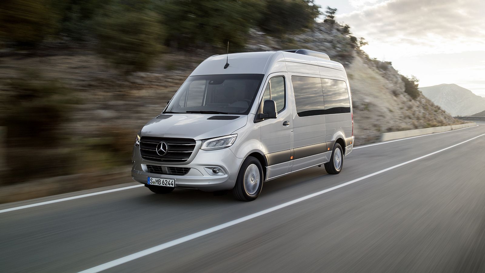 Την αίγλη των επιβατικών μοντέλων της Mercedes-Benz φέρνει στα ελαφρά επαγγελματικά οχήματα το Sprinter, η εμπορική πορεία του οποίου μόλις ξεκίνησε.