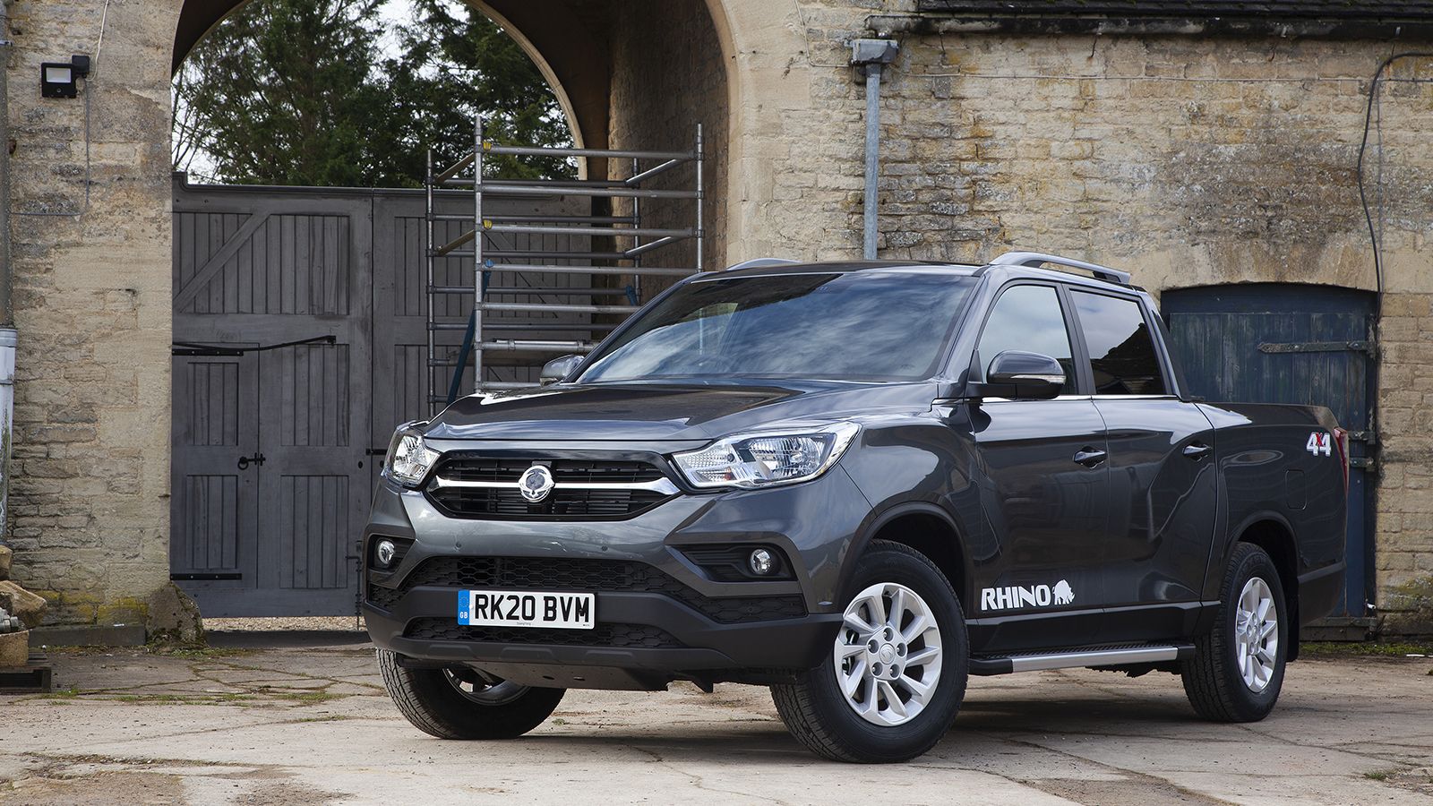 Σε νέα έκδοση Pick-Up με μακρύ μεταξόνιο είναι πλέον διαθέσιμο στην αγορά της Μ. Βρετανίας το SsangYong Musso.