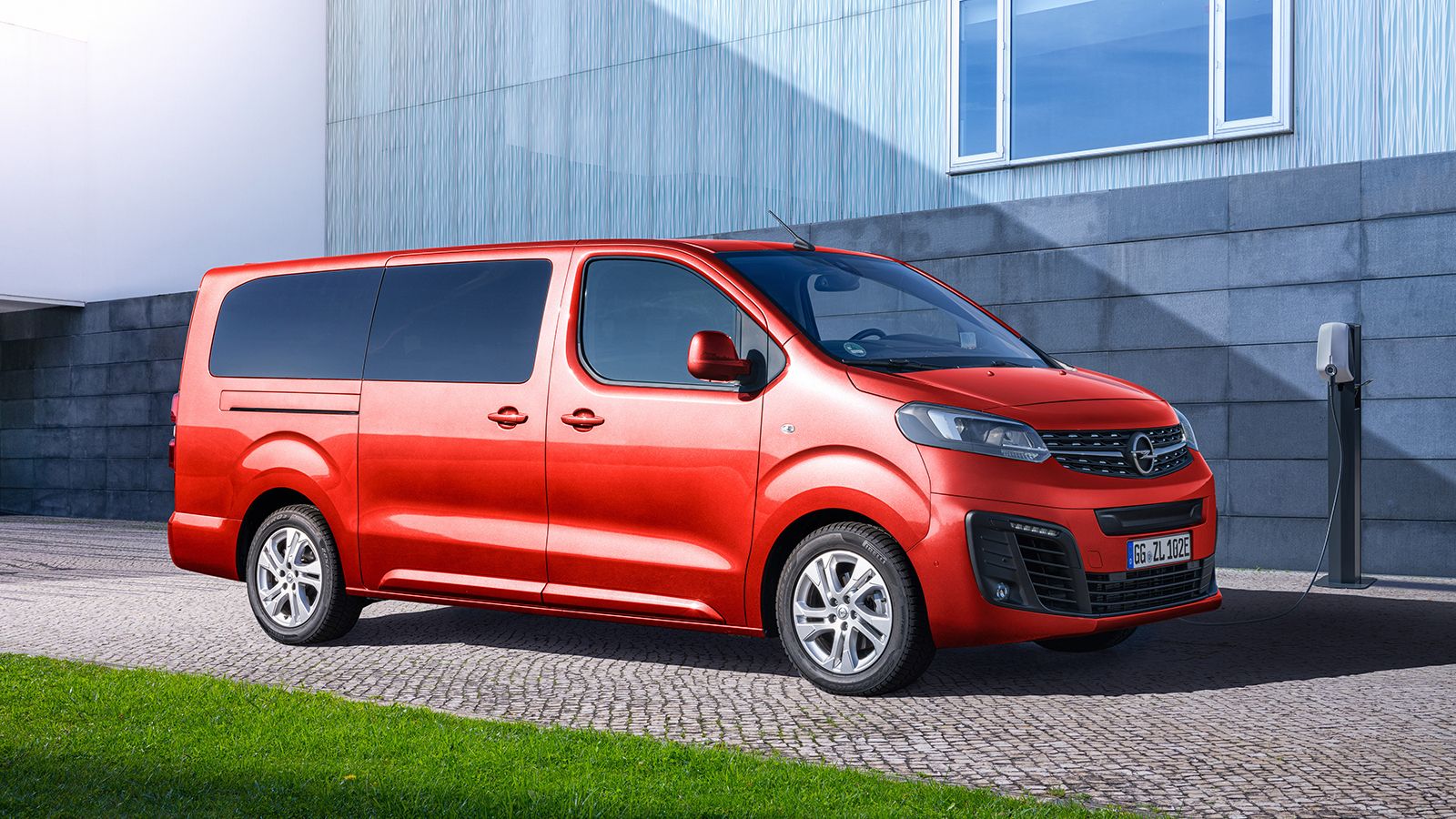 Ίδιος ηλεκτρικός κινητήρας και για το Opel Zafira-e Life που εξοπλίζεται με μπαταρίες 50 ή 75 kWh για μέγιστη αυτονομία 231 ή 329 χλμ., αντίστοιχα. Εί