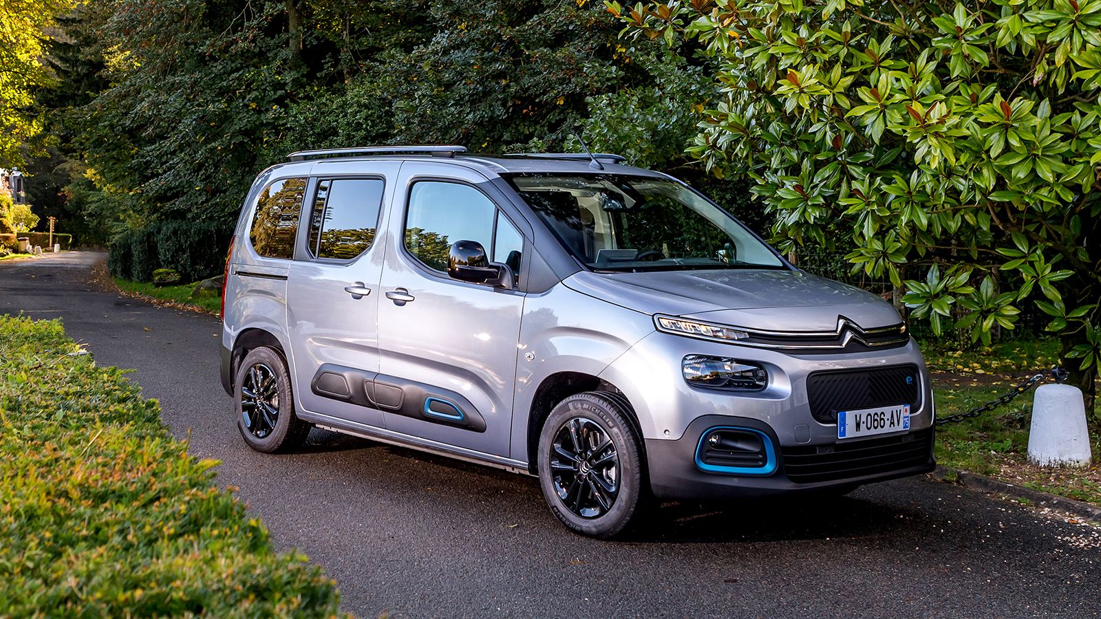 Το ηλεκτρικό Citroen e-Berlingo των 136 hp, φέρει μπαταρίες 50 kWh που του προσδίδουν αυτονομία έως και 280 km και οι οποίες φορτίζουν (στο 80%) σε 30