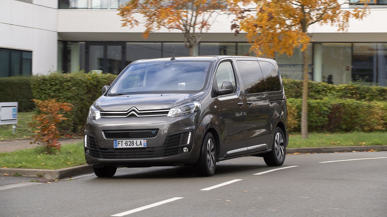 Μόνο ηλεκτρικά και τα Citroen, με το e-SpaceTourer (φωτό) μεταφοράς 6-9 επιβατών, να φέρει μπαταρίες 50 ή 75 kWh για μέγιστη αυτονομία 230 ή 330 χλμ.,