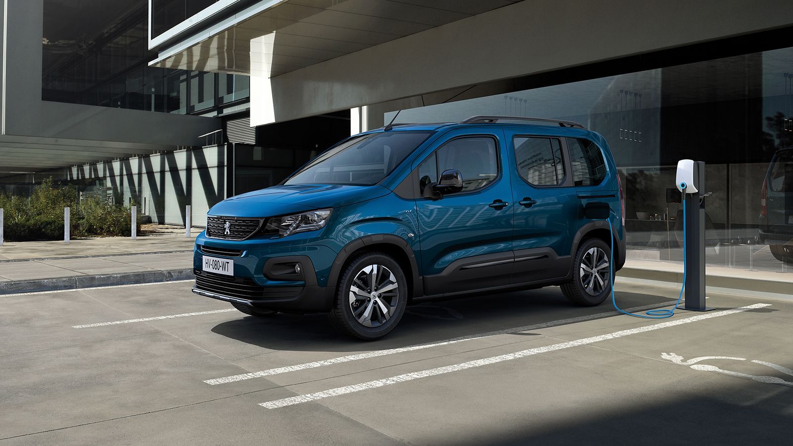 Απόφαση σταθμός του ομίλου Stellantis για την Ευρώπη (πλην Βαλκανίων), με το 5 ή 7 θέσεων ηλεκτρικό Peugeot e-Rifter (φωτό) των 136 hp (αυτονομία 280