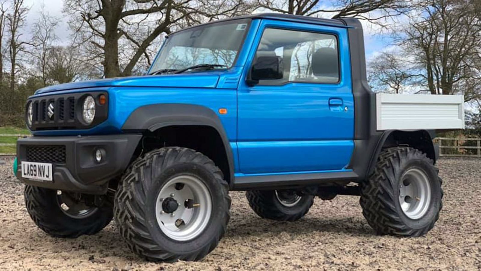 Σε αντίθεση με την Suzuki, μια εταιρεία διασκευών από την Μ. Βρετανία έχει ήδη ξεκινήσει να προσφέρει το νέο Jimny διασκευασμένο σε Pick-Up. 