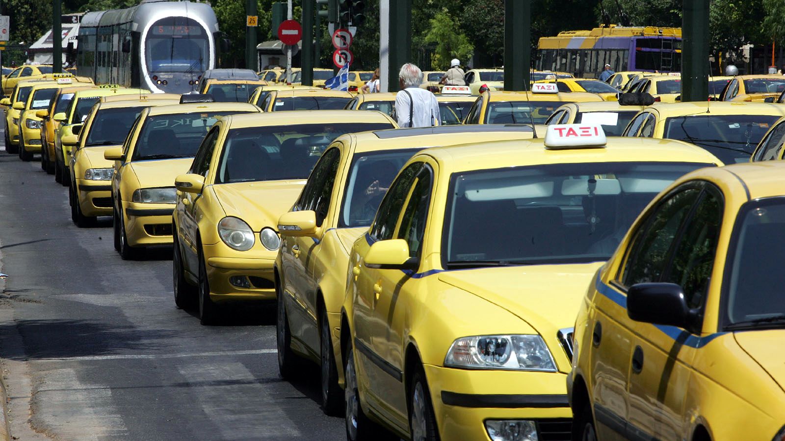 Πανελλαδική απεργία με διάρκεια 24 ωρών έχει εξαγγείλει η ΠΟΕΙΑΤΑ για την Πέμπτη, 14η Απριλίου, με θέμα τις νέες φορολογικές επιβαρύνσεις του κλάδου.