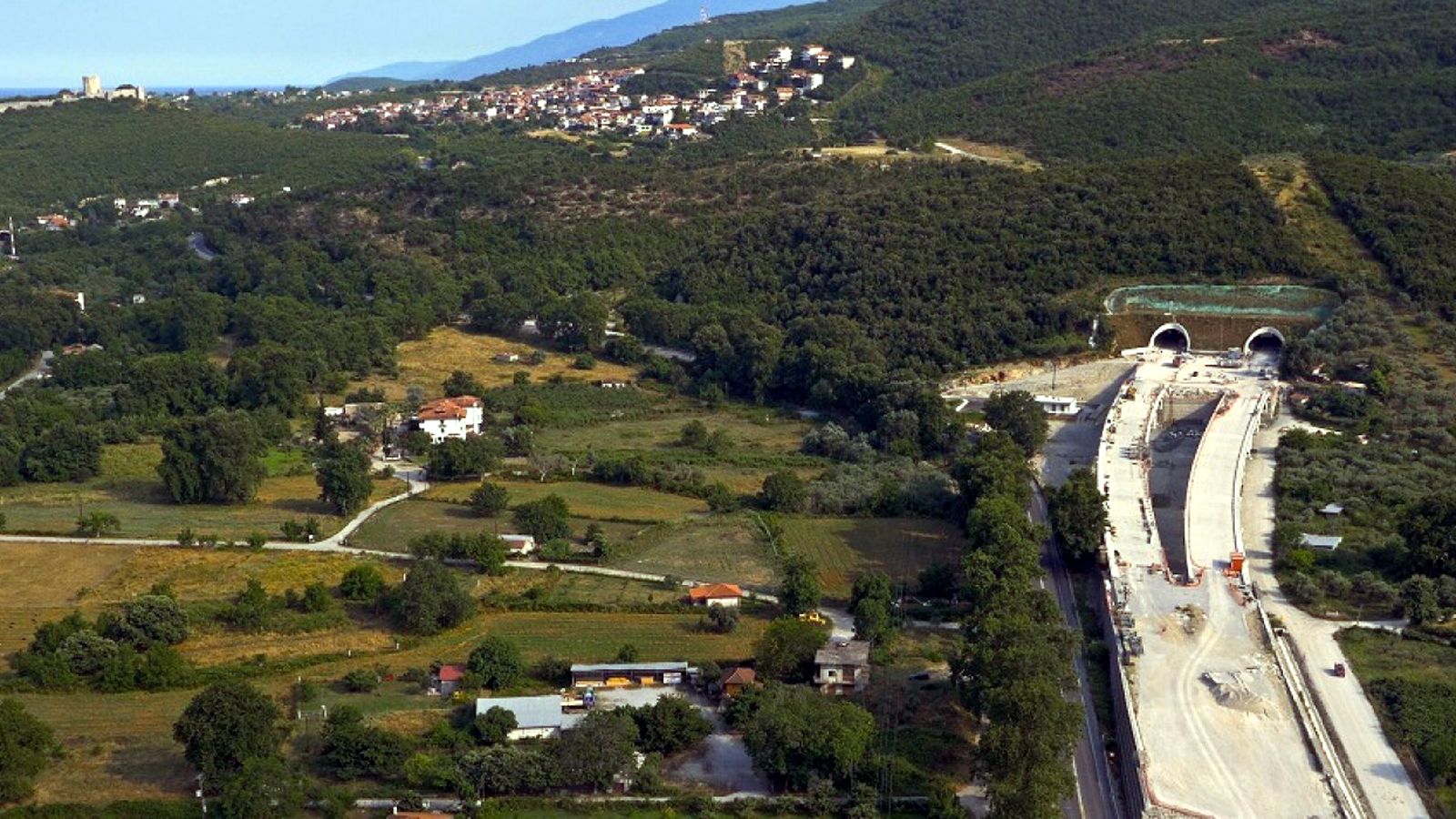 Μέχρι την 31η Μαρτίου αναμένεται να πραγματοποιηθούν τα επίσημα εγκαίνια παράδοσης του τμήματος των Τεμπών του Αυτοκινητοδρόμου Αιγαίου.