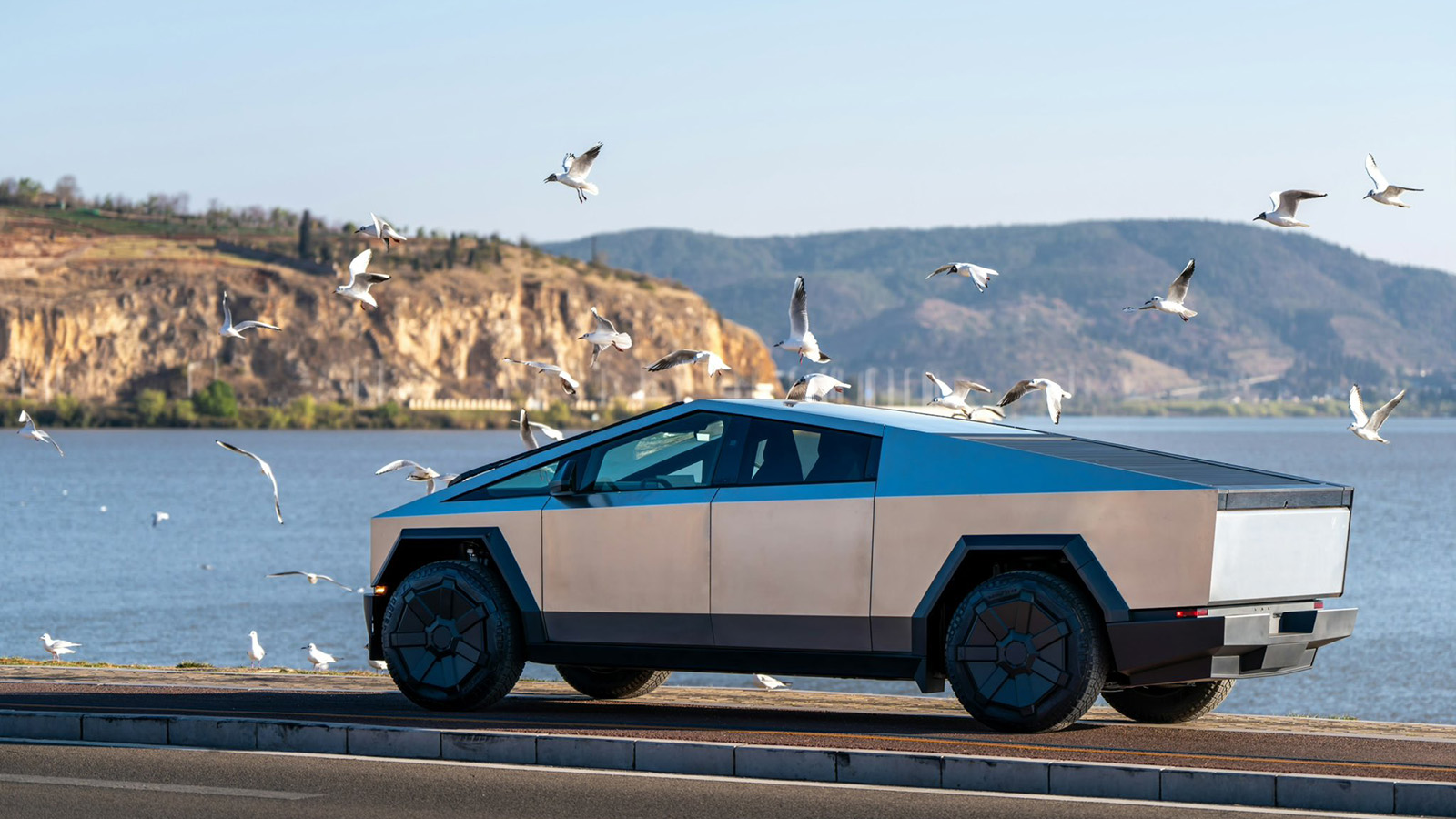 Βρίσκεται σε... ελεύθερη πτώση το Cybertruck της Tesla;