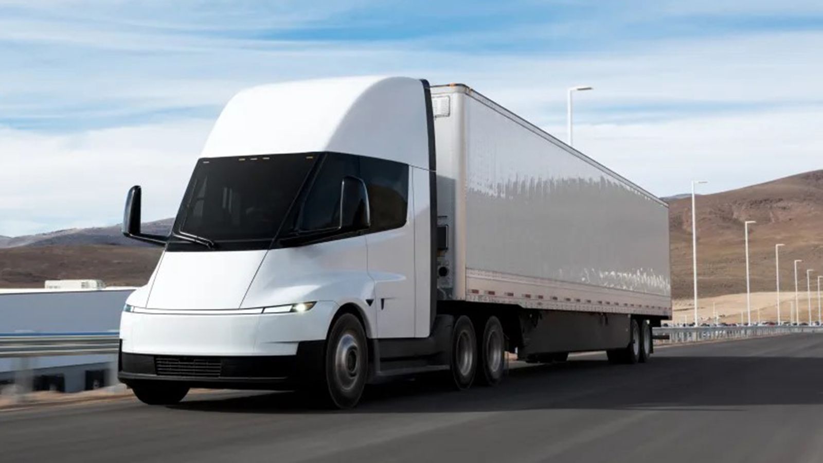 Tesla Semi: στατικό ¾, εμπρός όψη, λευκός τράκτορας με ρυμούλκα