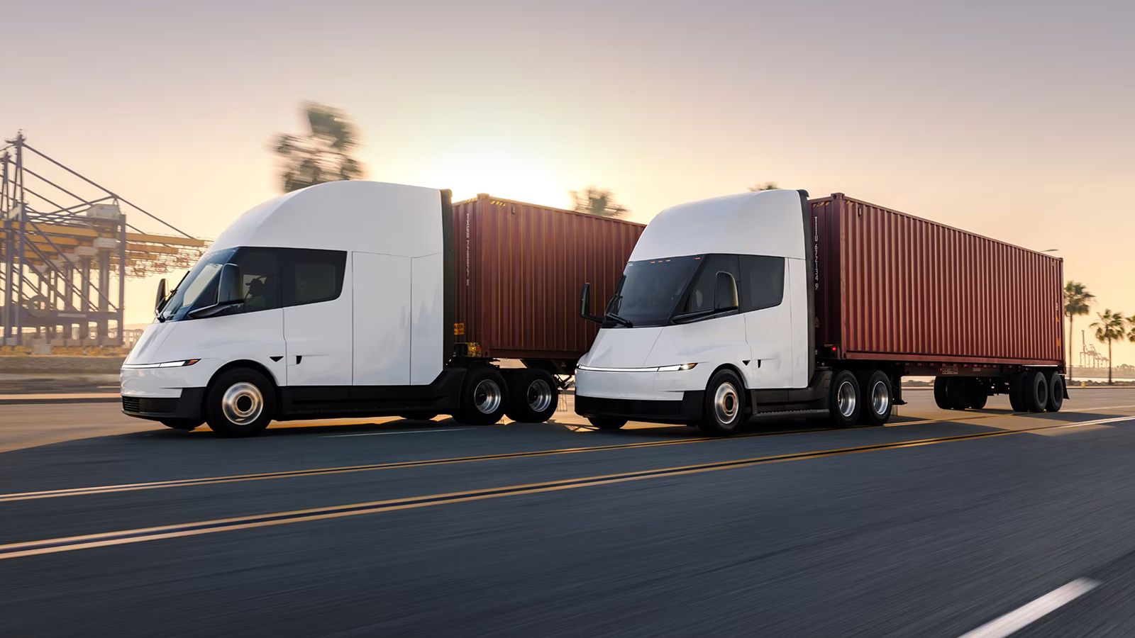 Δύο ηλεκτρικά φορτηγά Tesla Semi με επικαθήμενα εμπορευματοκιβωτίων