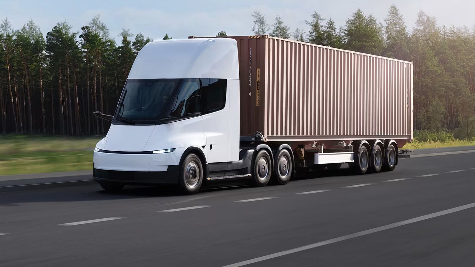 Λευκό Tesla Semi ευρωπαϊκών προδιαγραφών με εμπορευματοκιβώτιο σε αυτοκινητόδρομο