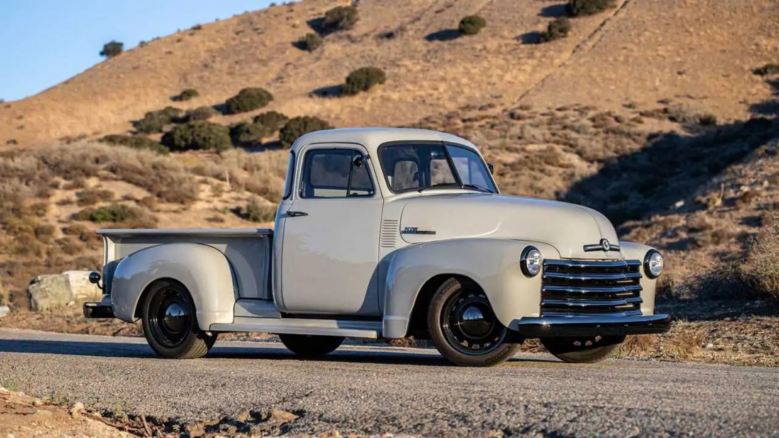 Το New School Edition της Icon 4x4 είναι ένα «restomod» Chevrolet Thriftmaster του 1952, το οποίο διατηρεί την αρχική του αισθητική, προσφέροντας σύγχ