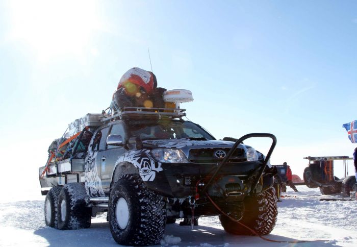 Έπειτα από μια εξαντλητική πορεία 9.500 χλμ. κάτω από τις ακραίες συνθήκες, 10 Toyota Hilux 4x4 και 6x6 έφτασαν στον Νότιο Πόλο. 