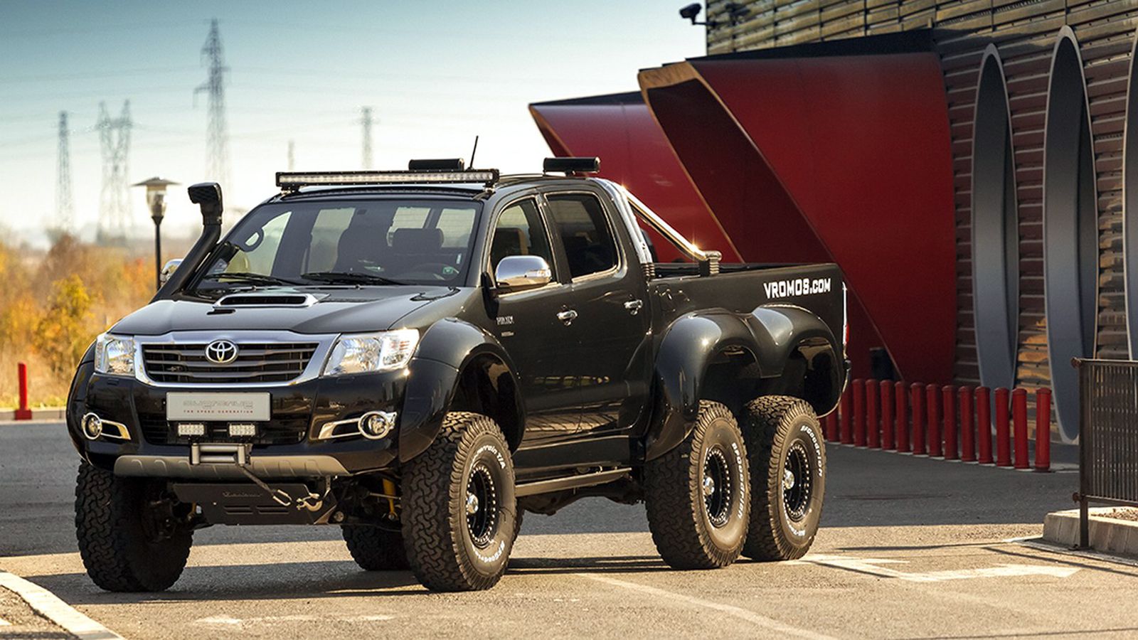 Το Toyota Hilux 6x6 που εξέλιξε η εταιρία Vromos από τη Βουλγαρία… εκτοξεύει τις –έτσι και αλλιώς- πολύ καλές εκτός δρόμου ικανότητες του 