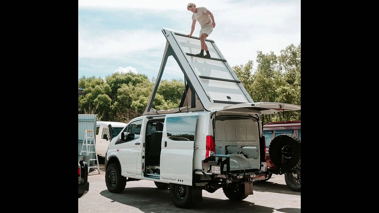 Ανοιχτή αναδυόμενη οροφή σε λευκό Toyota HiAce της Headspace Campers.