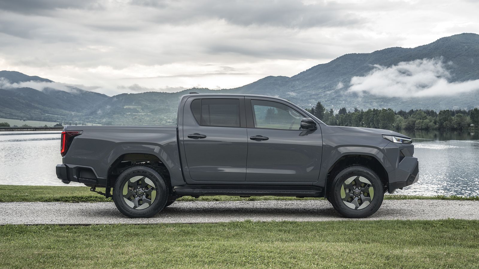 Toyota Hilux Hybrid 48V & BEV: πλαινή όψη, διπλή καμπίνα