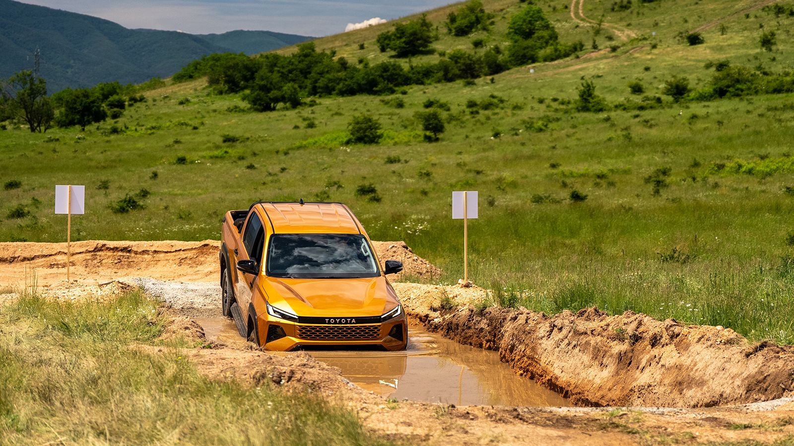 Toyota Hilux Hybrid 48V & BEV: off road, διάσχιση υδάτινου εμποδίου