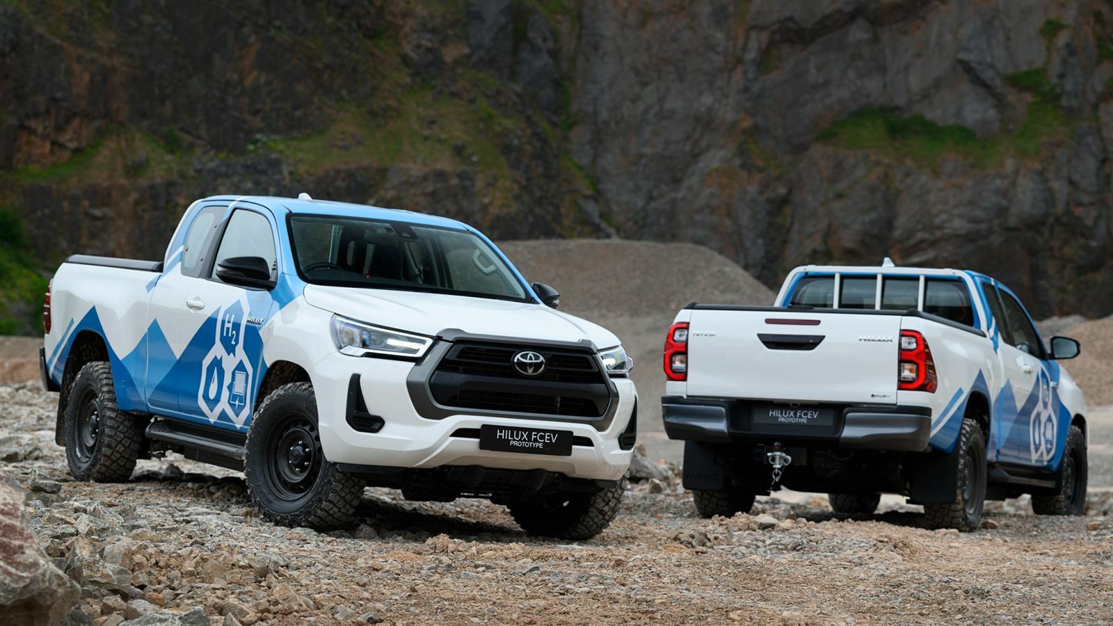 Δύο πρωτότυπα Toyota Hilux FCEV με κυψέλες καυσίμου σε δοκιμές σε βραχώδες έδαφος