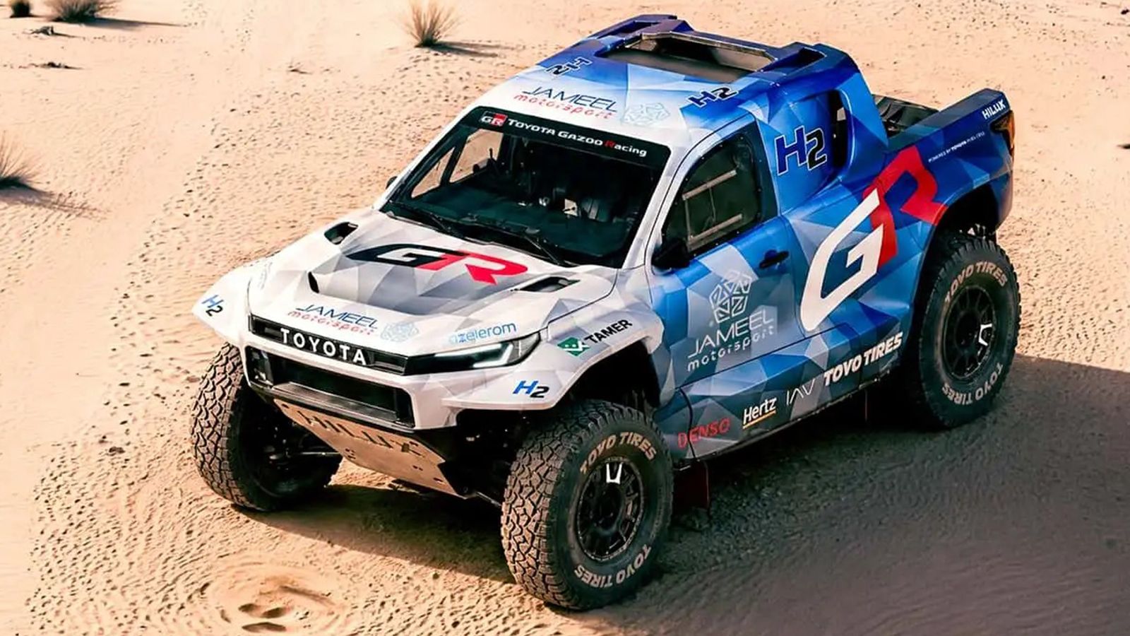 Toyota DKR GR FC Hilux υδρογόνου σε βραχώδες τοπίο πριν από το Dakar 2027.