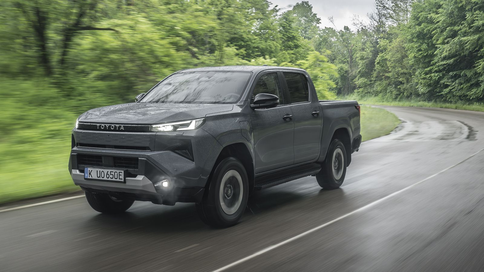 Τoyota Hilux σε κίνηση, πλαϊνή 3/4.