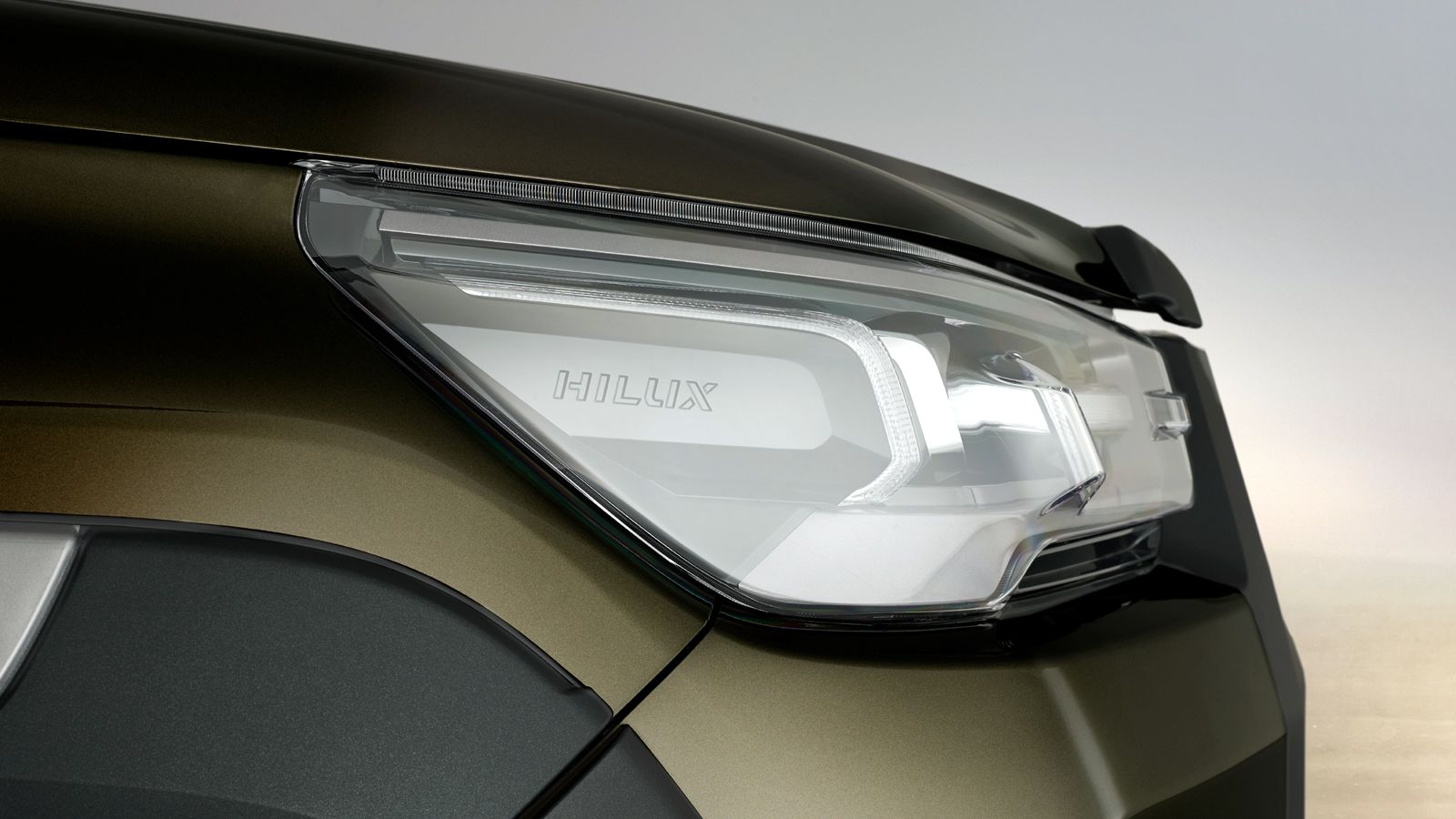 Το ανανεωμένο Toyota Hilux αναμένεται να ξεκινήσει την εμπορική του πορεία στις διάφορες αγορές της ΕΕ μέχρι το φθινόπωρο του τρέχοντος έτους. 