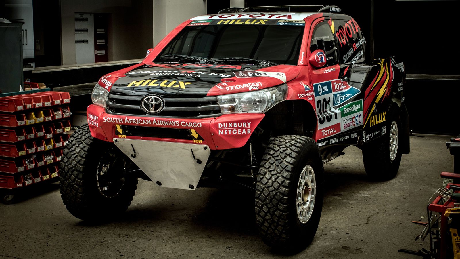 Παρουσιάστηκε επίσημα το νέο Toyota Hilux Evo με κίνηση στους δύο τροχούς που θα λάβει μέρος στο φημισμένο Dakar Rally 2017.