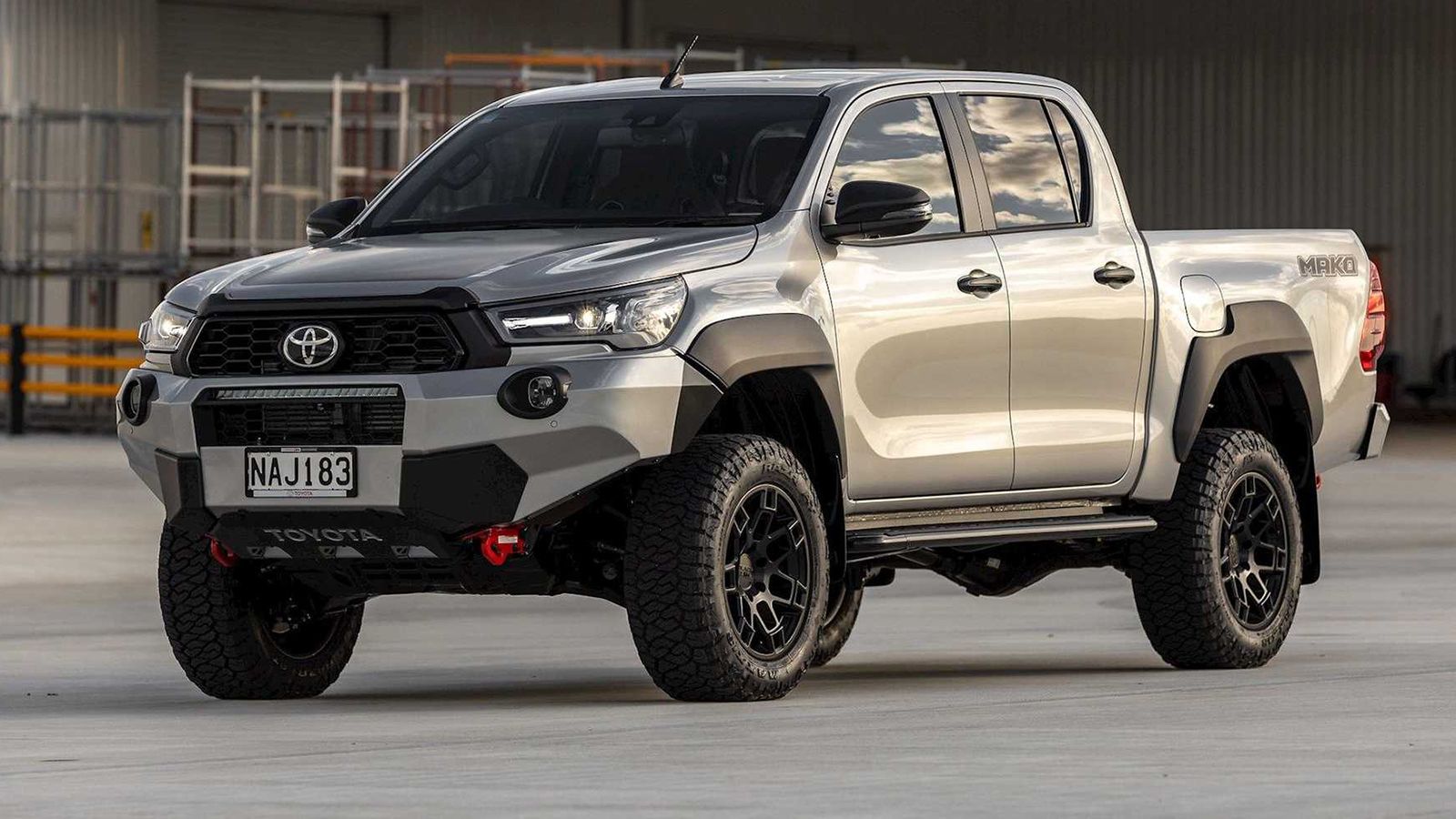 ¶κρως δυναμική η ειδική έκδοση «Mako» του Toyota Hilux διακρίνεται για την τροποποιημένη σχεδίαση του προφυλακτήρα… 