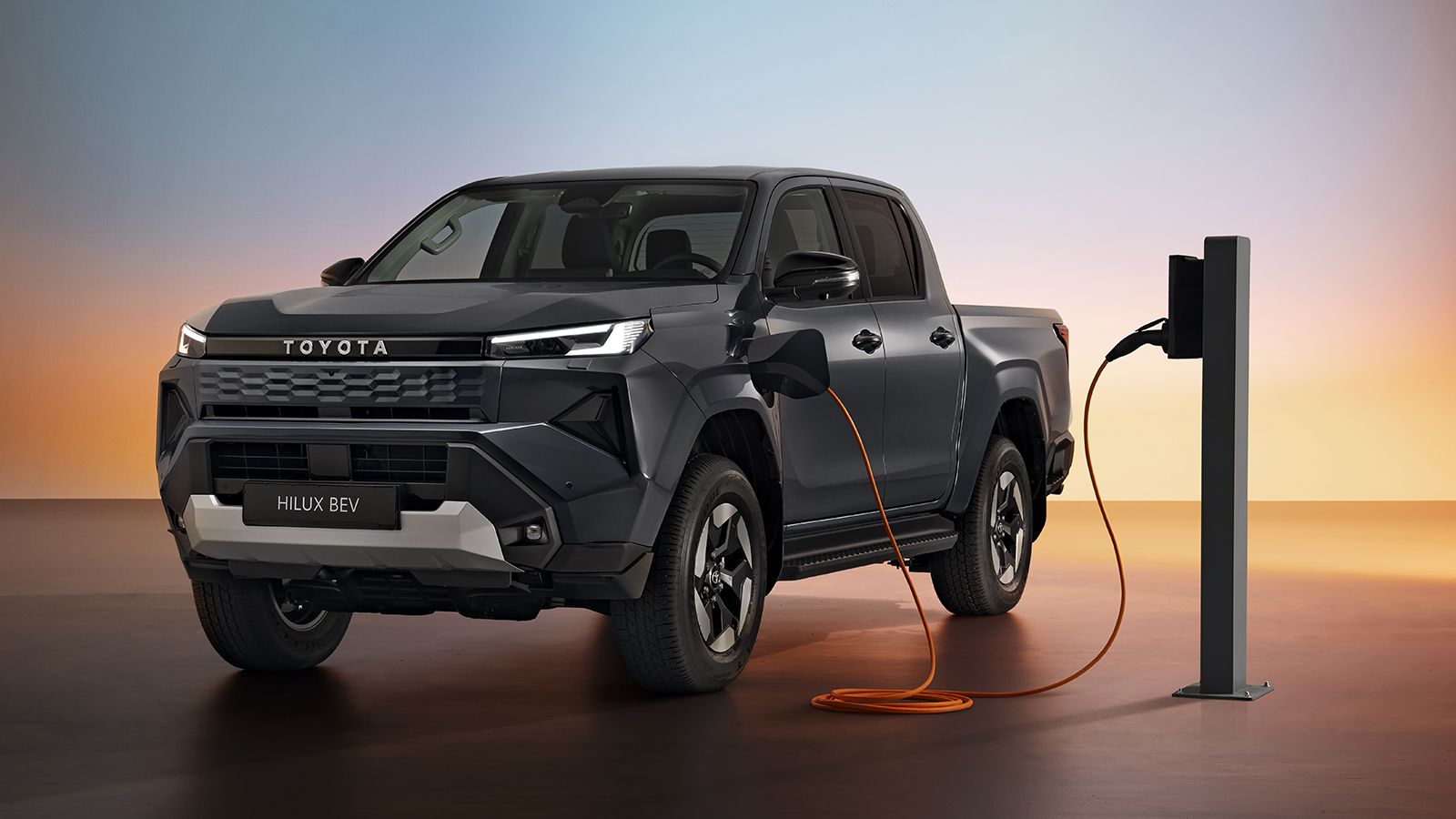 Το ηλεκτρικό Toyota Hilux θα ξεκινήσει την εμπορική του πορεία στην ΕΕ μέσα στον Απρίλιο ενώ από τον Ιούλιο του 2026 θα ακολουθήσουν και οι Plug-In Hy