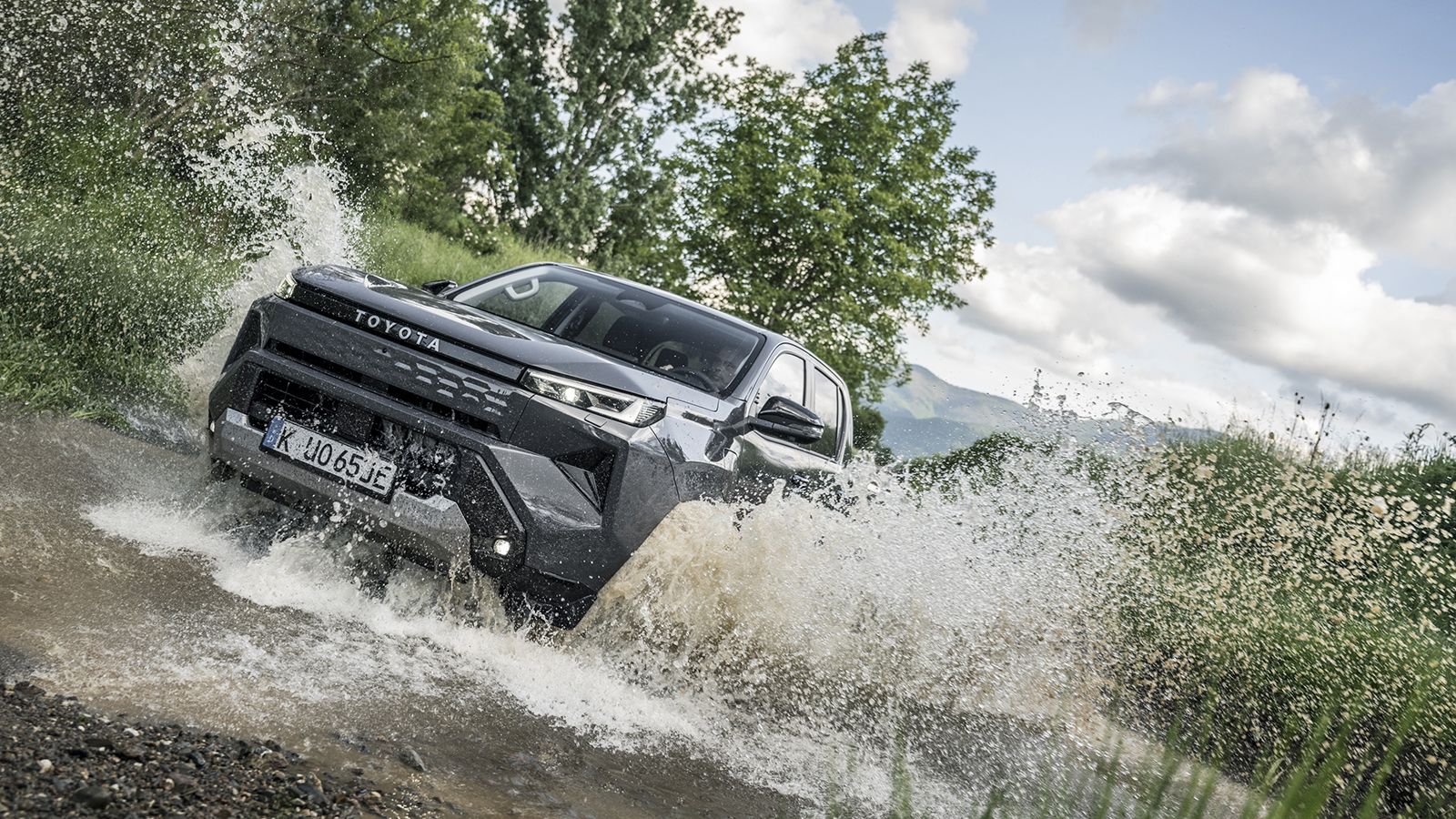 Toyota Hilux: κίνηση, διέλευση από υδάτινο εμπόδιο