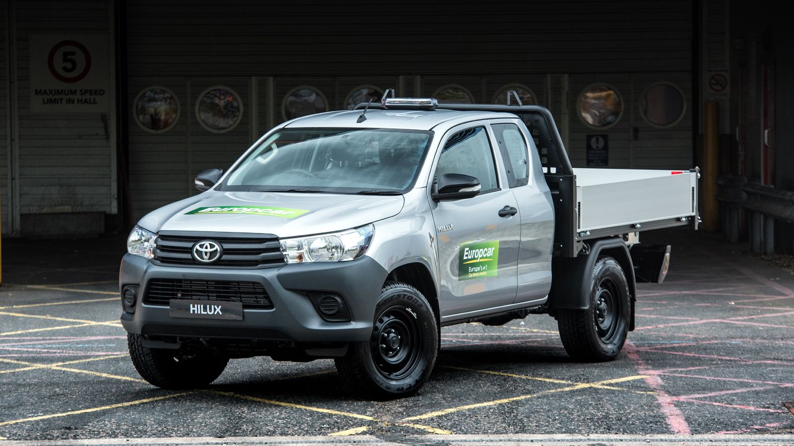 Στο Σαλόνι NEC 2017 του Μπέρμιγχαμ, η Toyota παρουσίασε μια ειδική έκδοση του Hilux Extra Cab με ανατρεπόμενη καρότσα.