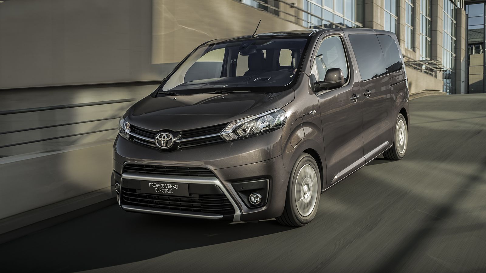 Με δύο επιλογές σε μπαταρίες για μέγιστη αυτονομία έως και 330 χλμ., έρχεται το ηλεκτρικό Toyota PROACE Verso Electric.