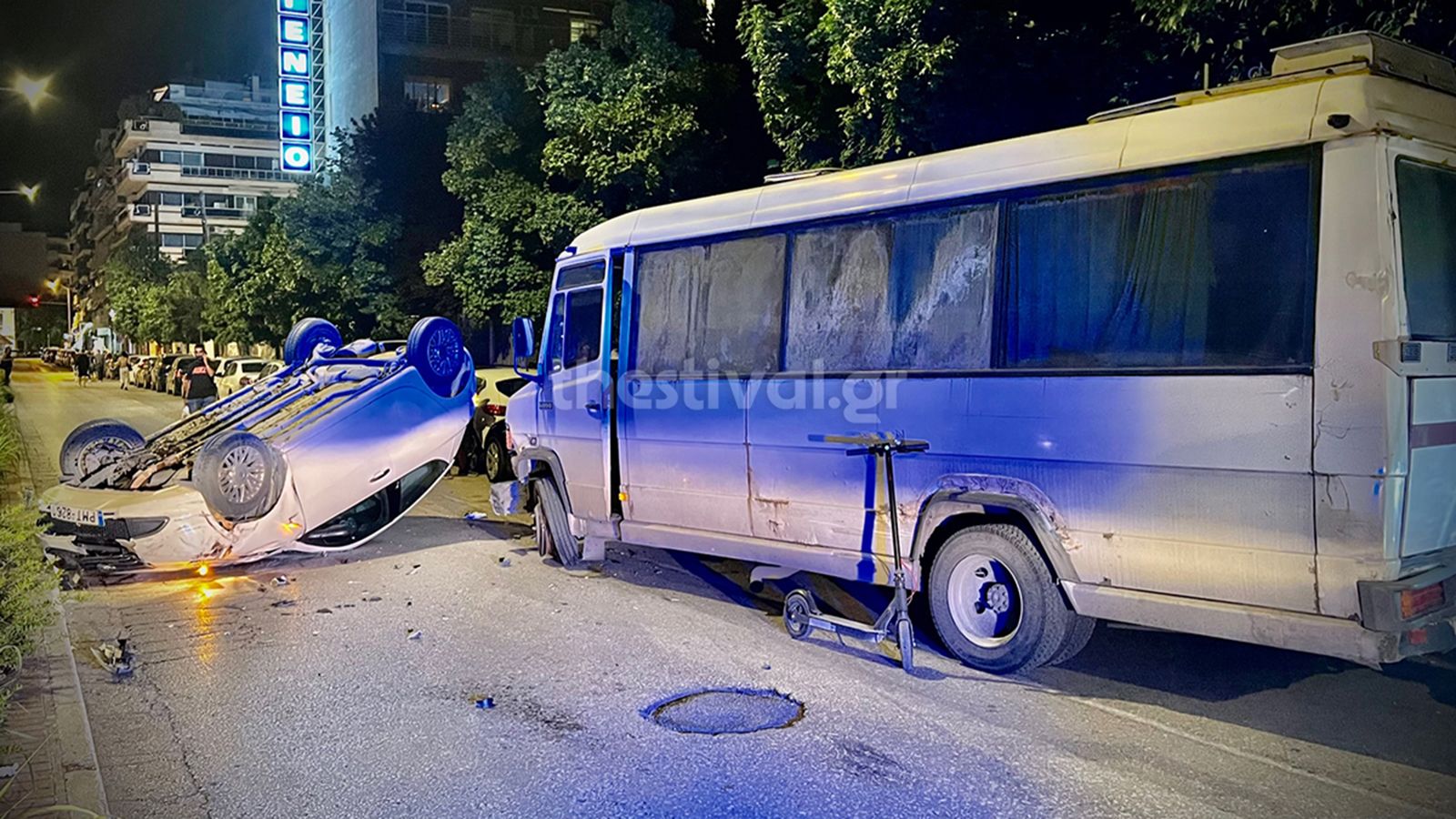 Το κλεμμένο 16θέσιο λεωφορείο που προκάλεσε το ντεραπάρισμα του μικρού ΙΧ στη Θεσσαλονίκη.