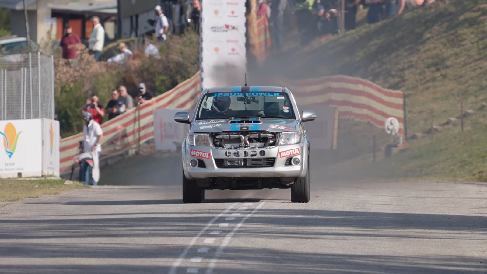 Στιγμιότυπο από την ανάβαση «Simola Hillclimb» που συμμετείχε το Twin-Turbo V12 Toyota Hilux. 