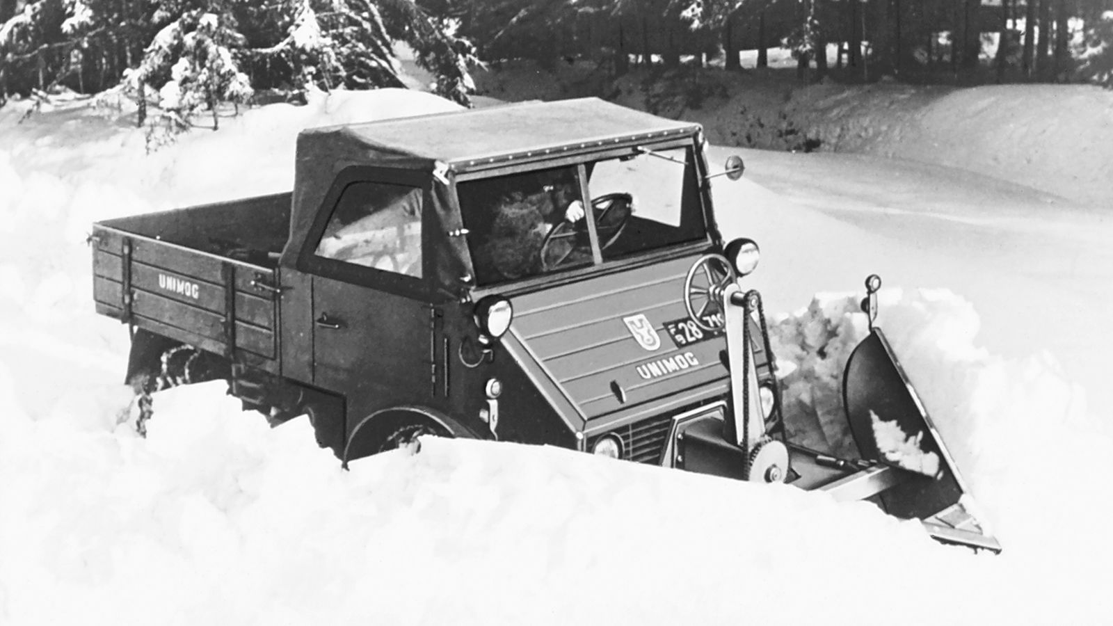 Το Mercedes-Benz Unimog U 2010 με εκχιονιστήρα K1. Ο μηχανισμός ανύψωσης και κατεβάσματος του εκχιονιστήρα λειτουργούσε με χειροκίνητο τροχό μπροστά α