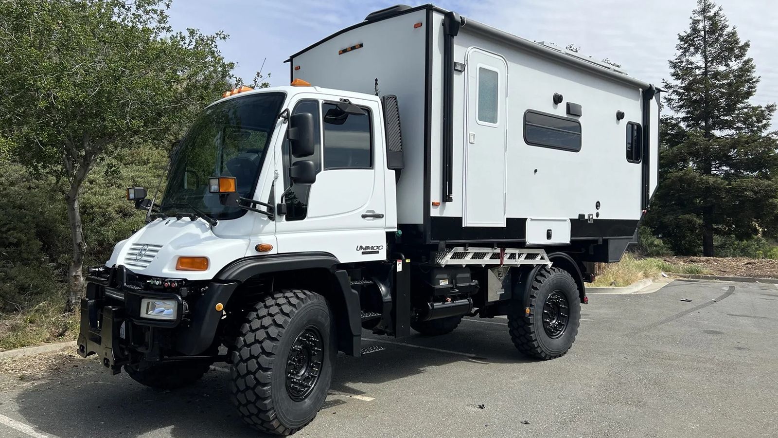 Αν θες να πας διακοπές μακριά από τις ορδές τουριστών, τότε ένα αυτοκινούμενο τροχόσπιτο πάνω σε ένα Mercedes-Benz Unimog είναι ό,τι χρειάζεσαι...