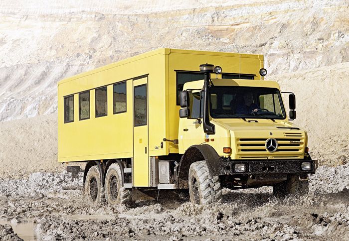 Με εξαιρετικές μεταφορικές δυνατότητες και ικανότητα κίνησης κυριολεκτικά παντού, η νέα 3αξονική έκδοση του Unimog U 5000 είναι το ιδανικό εκτός δρόμο