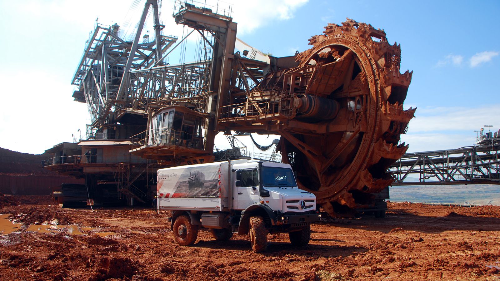 Η νέα γενιά του Unimog με τον Euro6 κινητήρα των 5,2λτ. που αποδίδει ισχύ 231 ίππων παρουσιάστηκε στα ορυχεία της ΔΕΗ στην Πτολεμαΐδα…