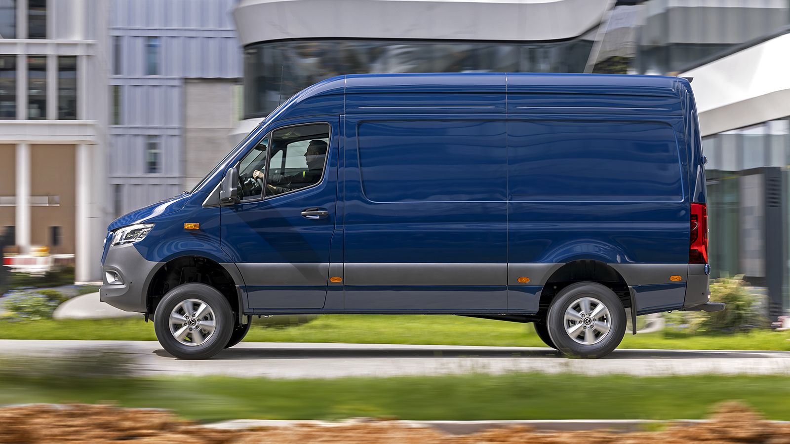 Η αυξημένη απόσταση από το έδαφος σε ένα 4x4 Van επηρεάζει σαφέστατα την ευκολία πρόσβασης στον χώρο φόρτωσης του. 