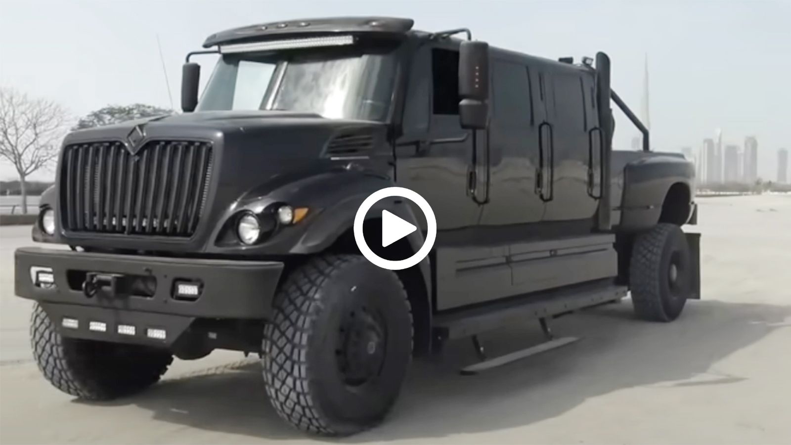 VIDEO: με 6 πόρτες το Monster Pick-Up των 500 χιλιάδων