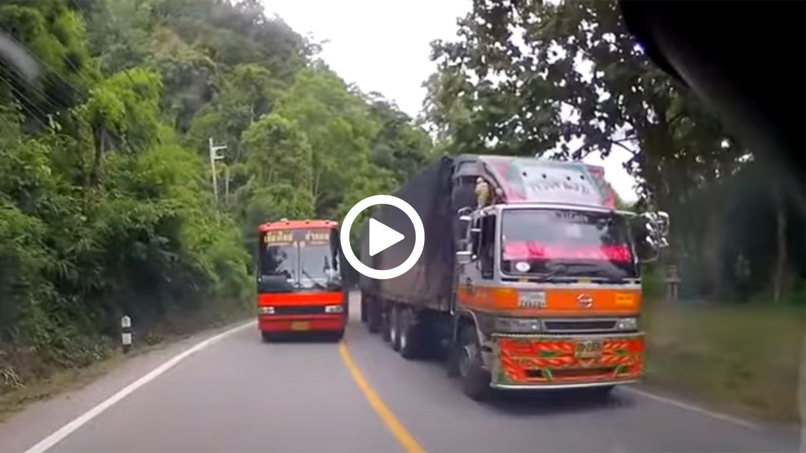 Στο αντίθετο ρεύμα με το λεωφορείο γεμάτο