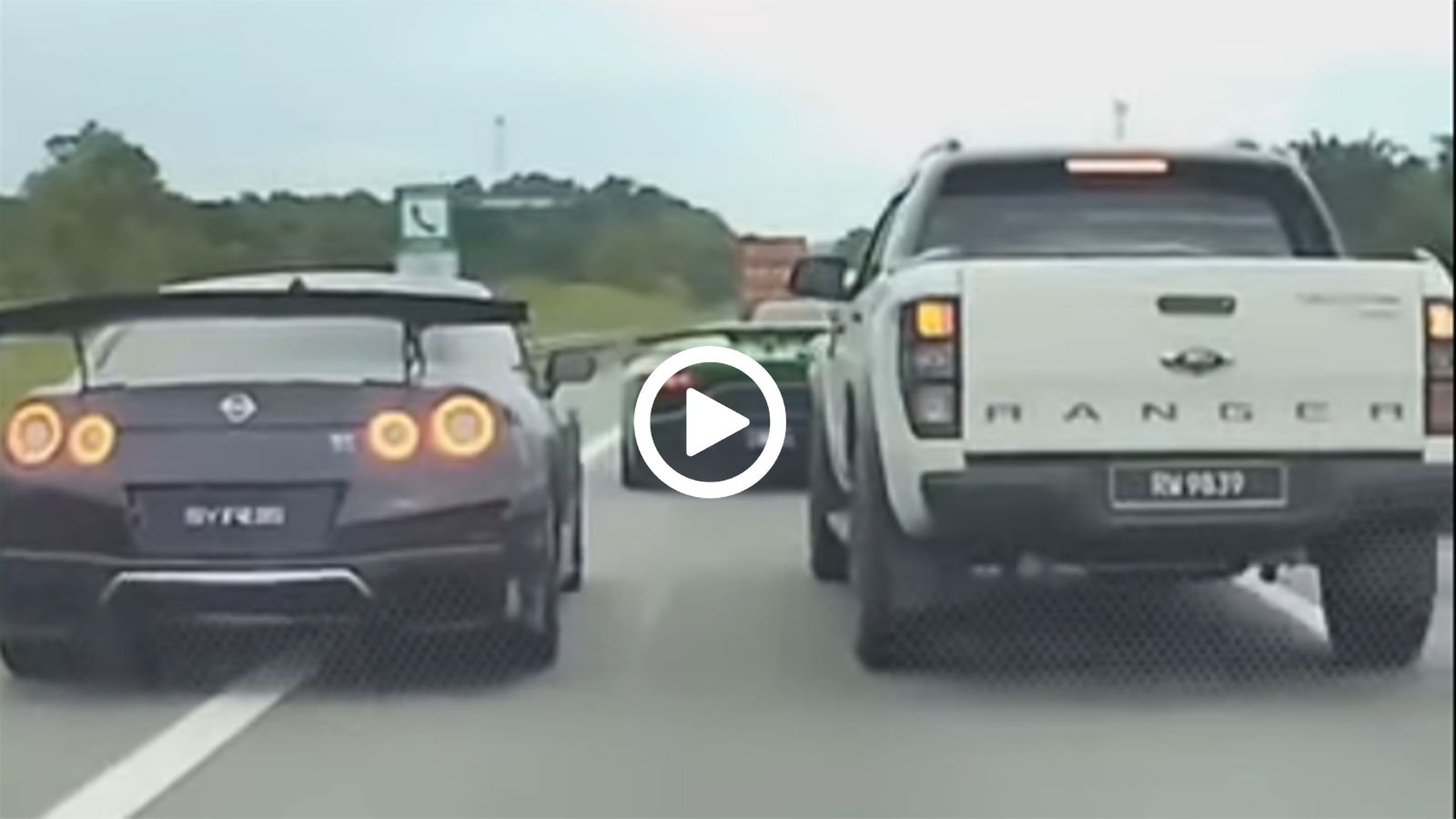 Οδηγός Pick-Up ξεσπάει σε supercars!