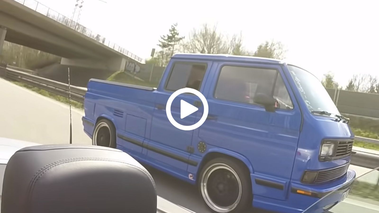 VIDEO: BMW M3 τρώει ξύλο από παλιό VW Transporter