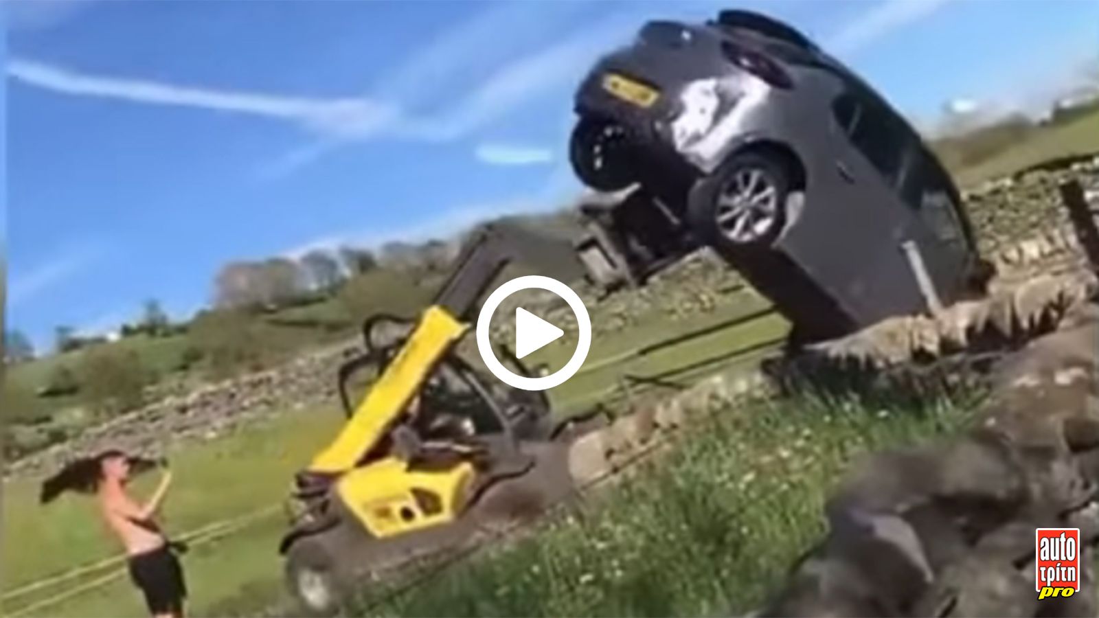 VIDEO: έξαλλος αγρότης πετάει ΙΧ έξω από το χωράφι του