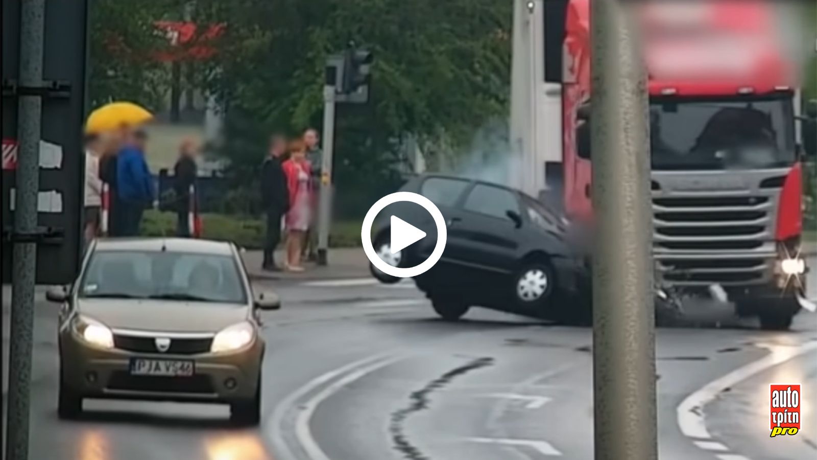 VIDEO: Τράκτορας Scania Vs Fiat Seicento!